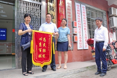 醴陵市:合力相助终将离家2年流浪汉寻回家