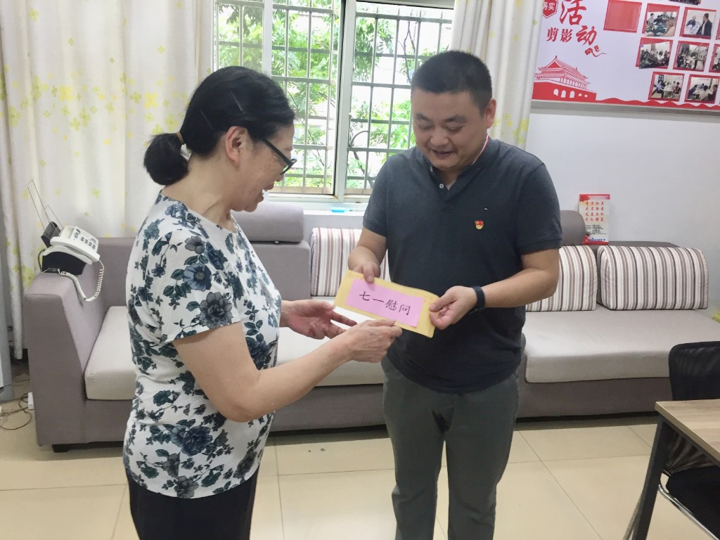 桂花街道党政领导开展“七一”走访慰问活动