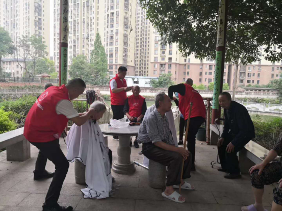 桂花街道开展“关爱老人，与爱同行”义剪志愿服务