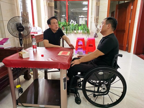 庆八一：康月林走访慰问复员军人和伤残军人