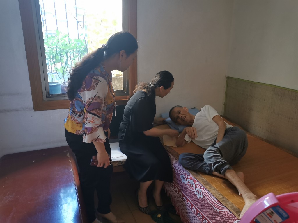 市统计局开展“七一”慰问困难党员活动