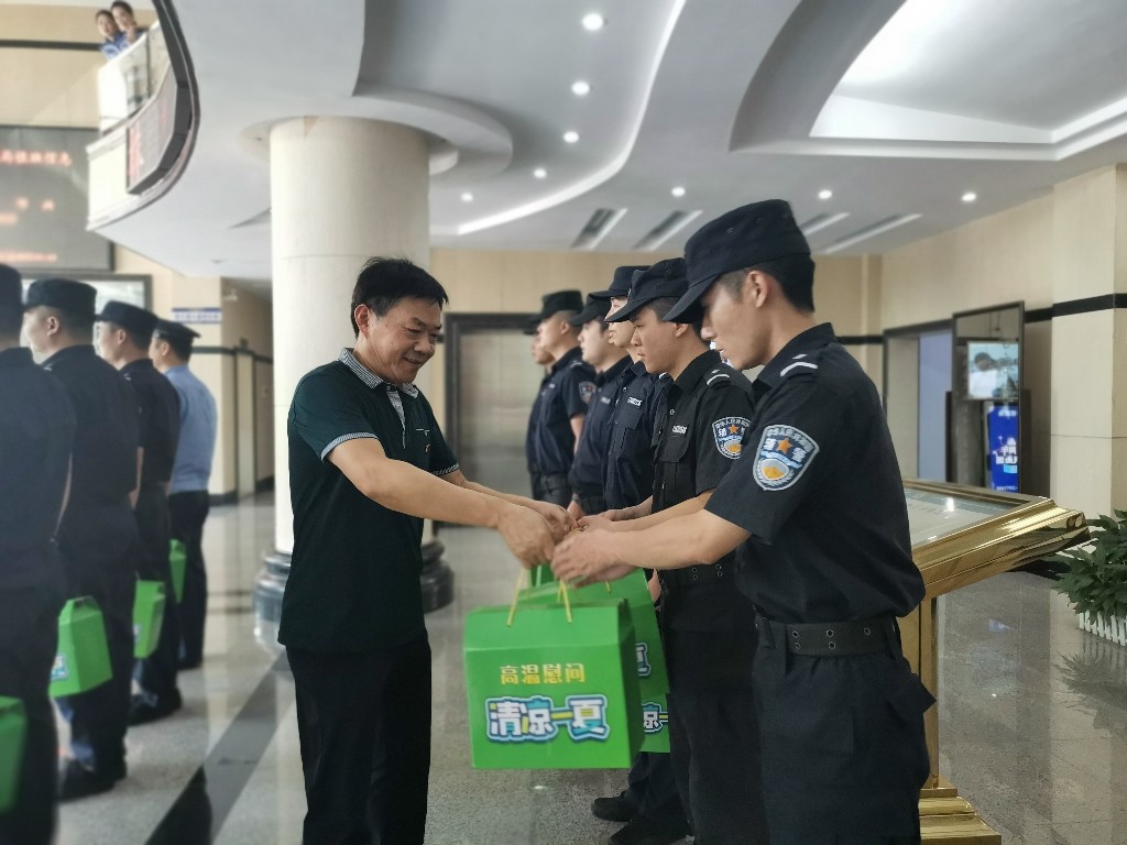 区总工会为1000余名一线职工“送清凉“