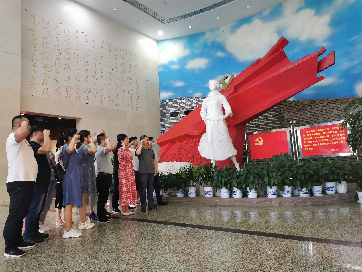 参观学习两不误，机关事务服务中心党支部开展"七一"主题党日活动
