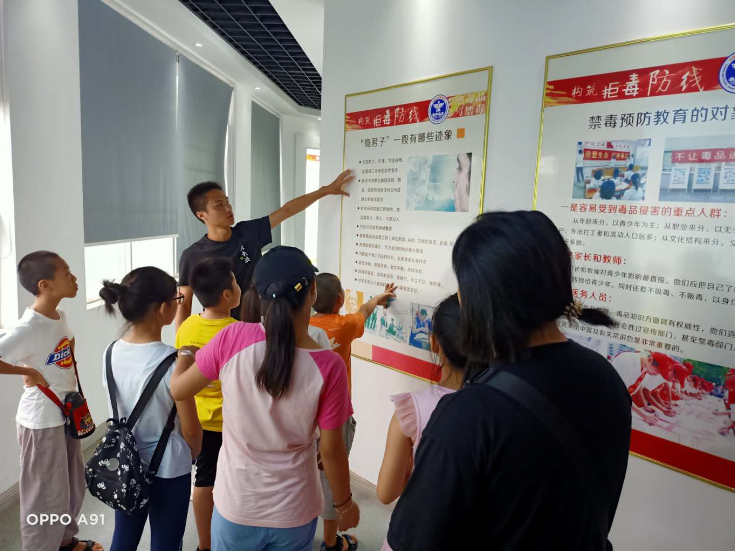 茨菇塘街道组织学生参观禁毒教育基地