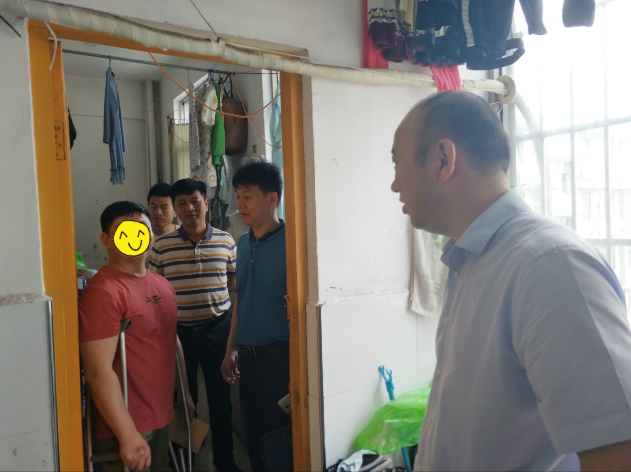 市司法局副局长何忠明一行走访慰问困难社区矫正对象