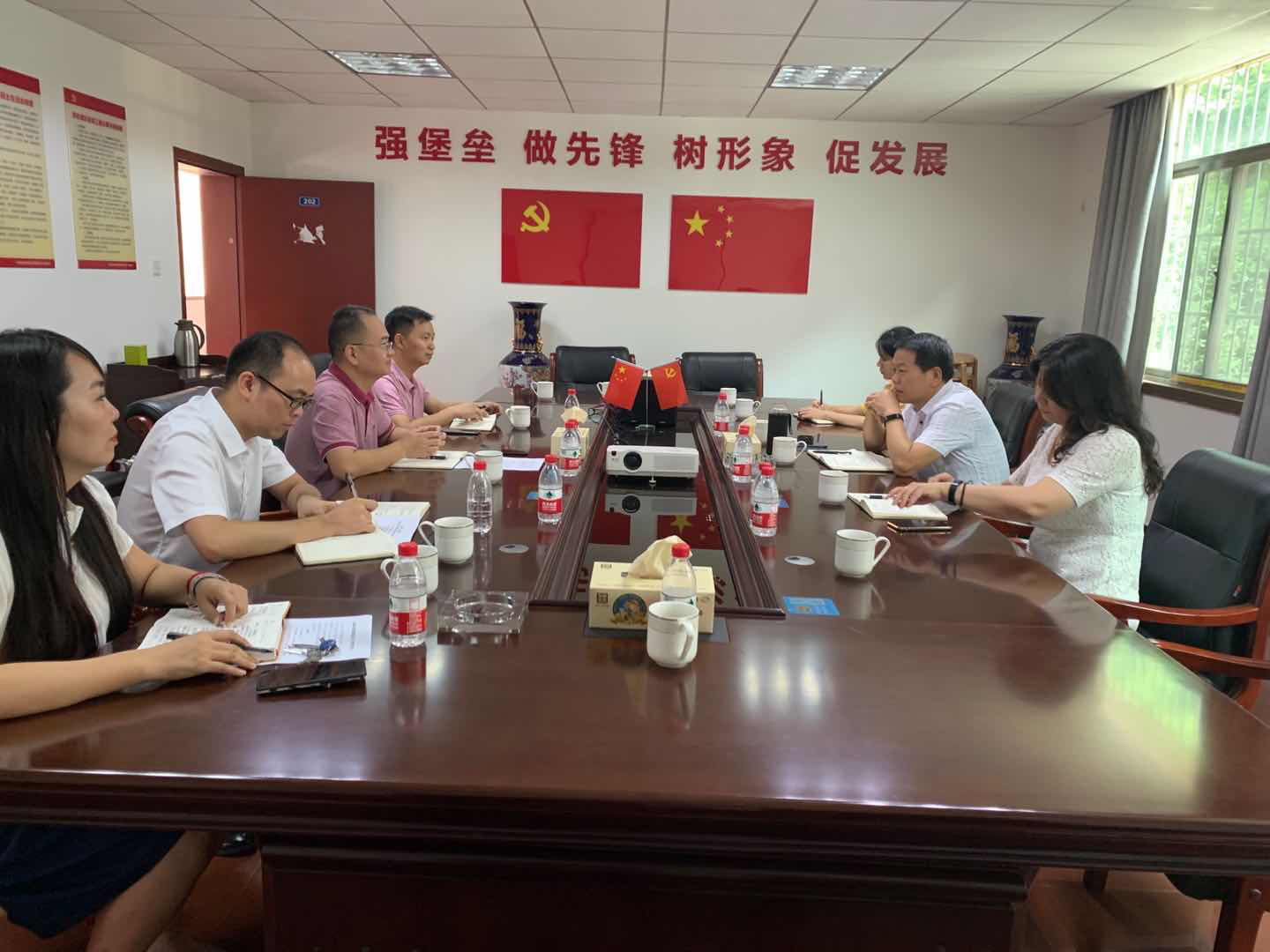 区纪委一行到茨菇塘街道调研指导工作