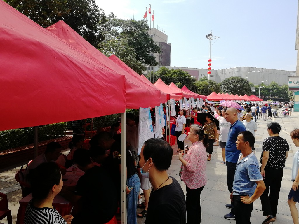 茨菇塘街道:把招聘会开到“家门口”