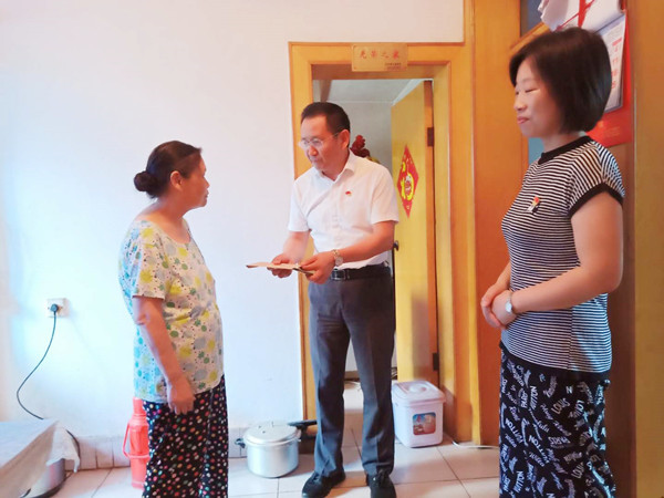 刘方带领局第二党支部走访慰问社区老党员和困难党员