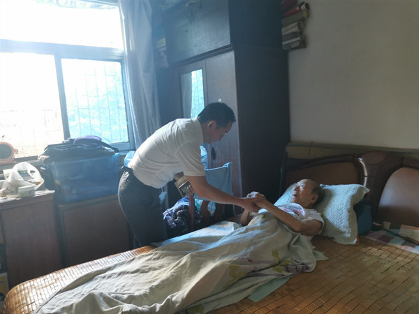 刘方带领局第二党支部走访慰问社区老党员和困难党员