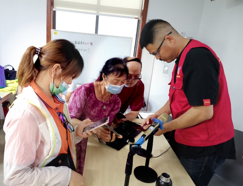 “手机摄影与修图技巧”公益讲座走进荷塘区公益服务中心