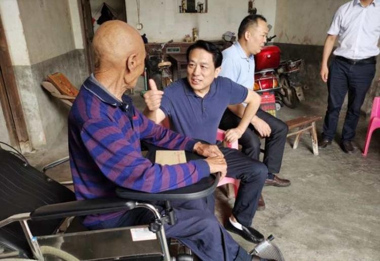 迎“七一”　康月林走访慰问困难党员　要求：进一步加大关怀力度　解决其实际困难
