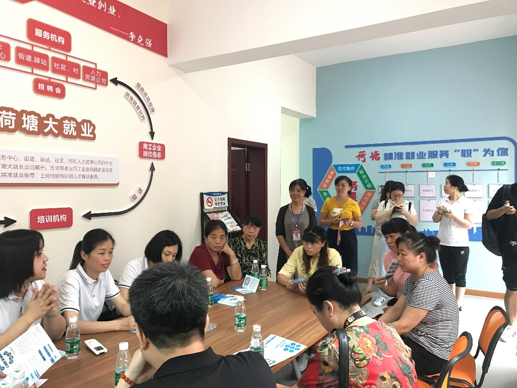 金山街道把招聘会开在老百姓家门口