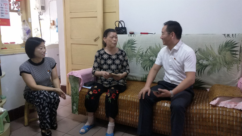 刘方带领局第二党支部走访慰问社区老党员和困难党员