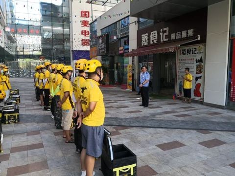 天元交警深入美团外卖 开展“一盔一带”宣讲