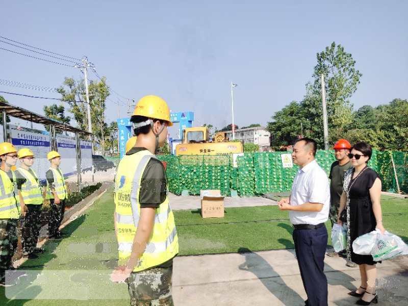 荷塘区住建局开展在建工地“送清凉”活动