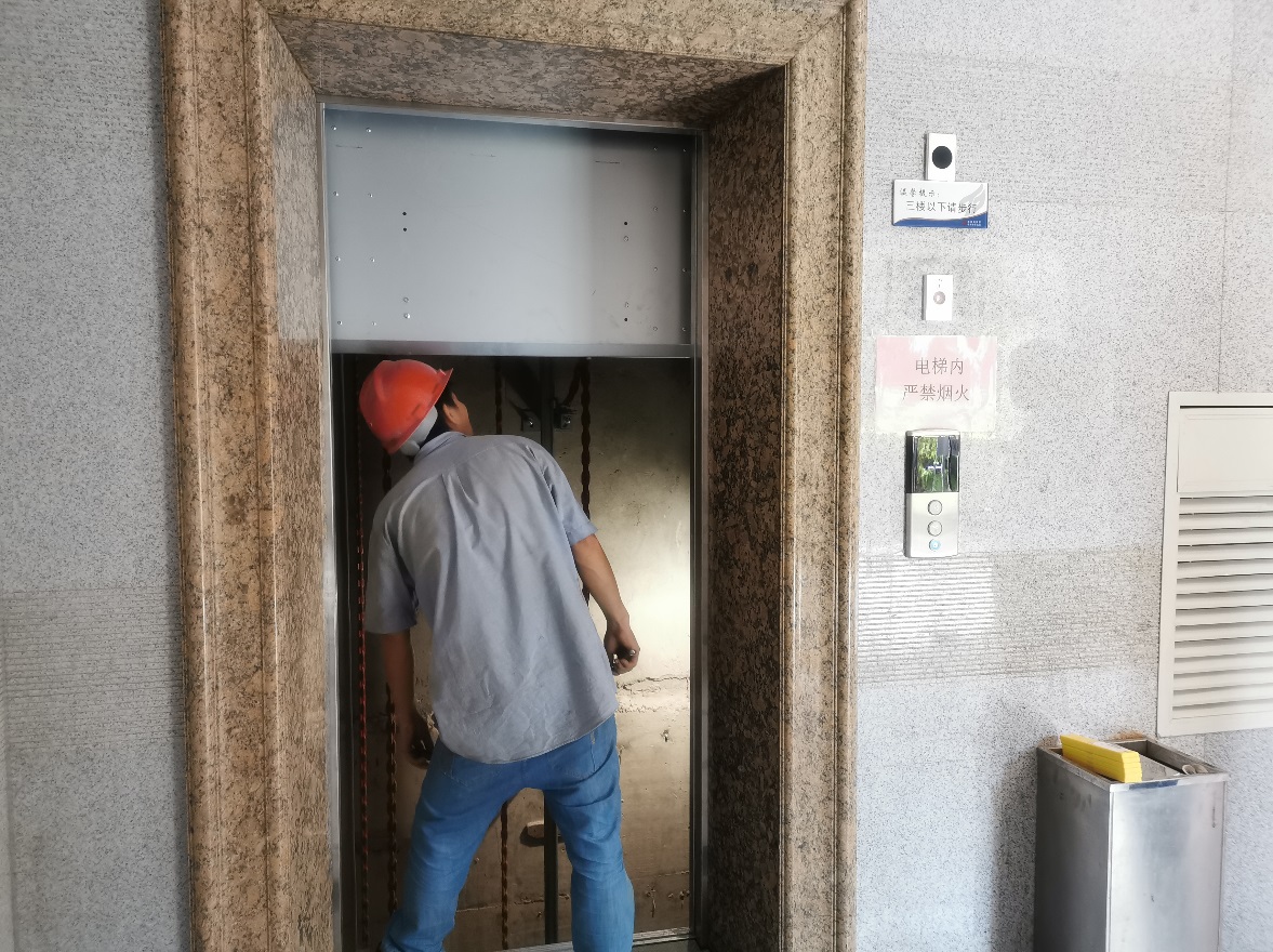 机关事务服务中心电梯及门禁系统更新工作正在进行中