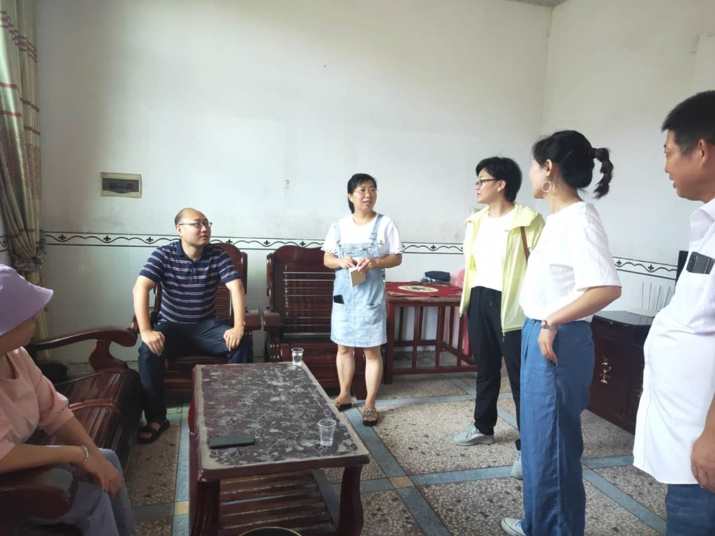 计生系列保险  搭建民生保障                 ——鸾山计生协会联合中国人寿保险开展现场理赔