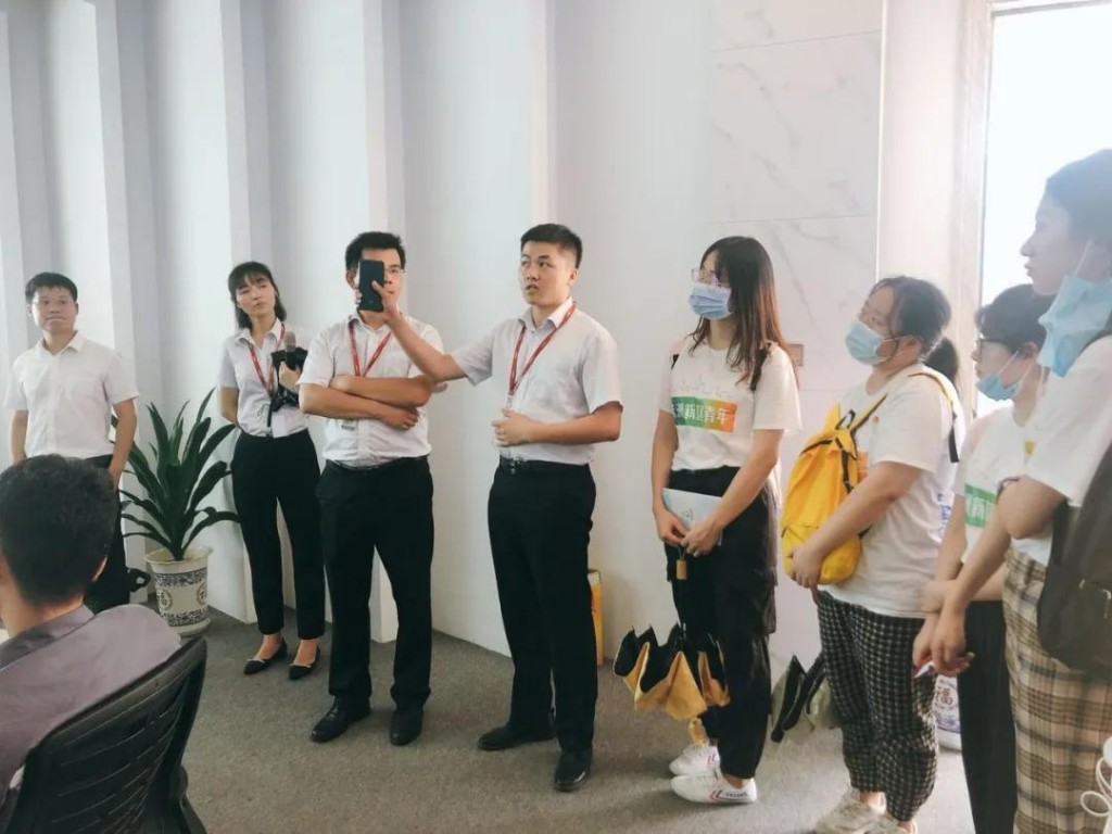 我们的第二天：“烈日炎炎也阻挡不了我们的脚步！”
