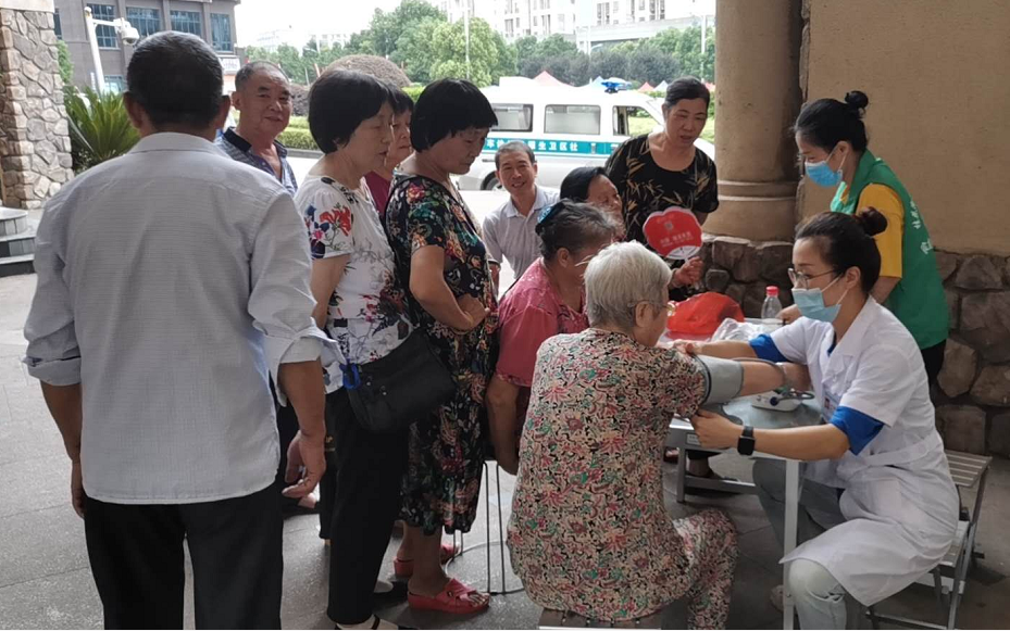 桂花街道为特扶对象提供免费健康体检和签约服务