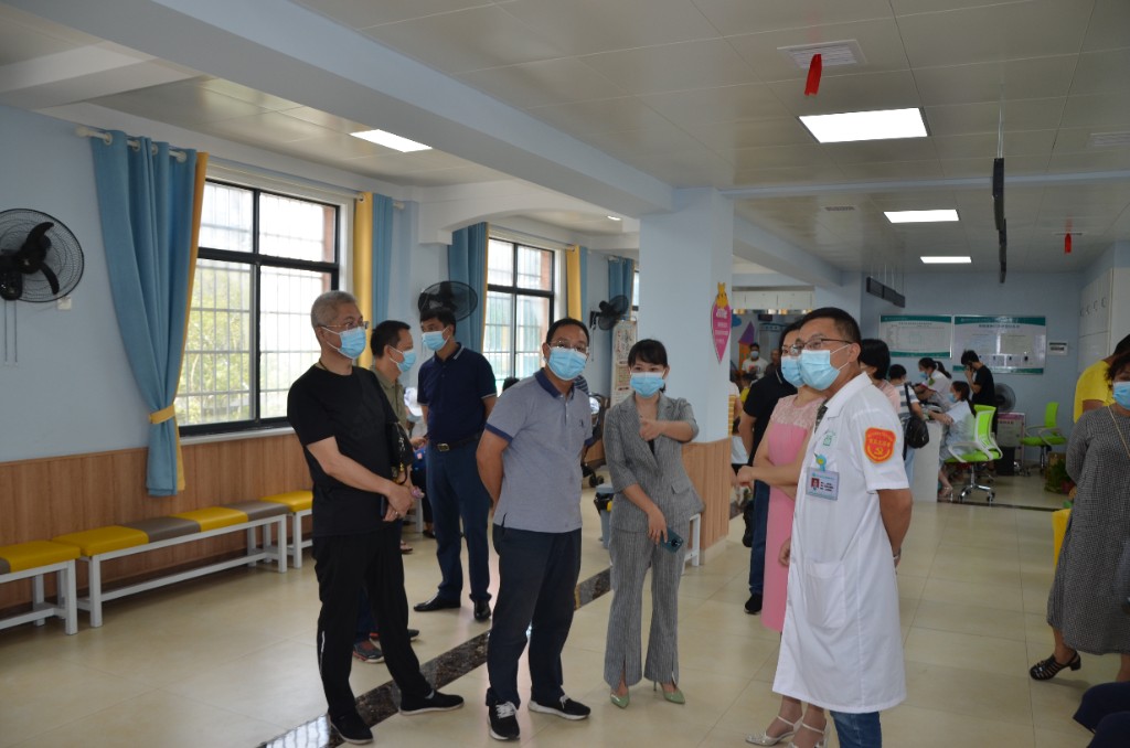 何恒仁视察基层公共卫生服务和应急能力建设工作情况