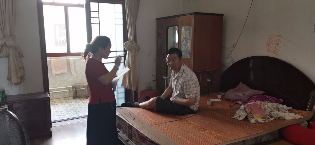 入户走访送关怀  促膝长谈暖人心