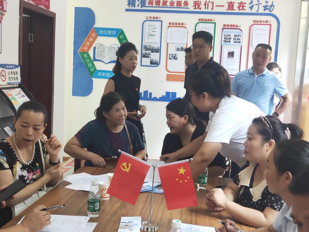 金山街道召开“送岗到家门”微型招聘会