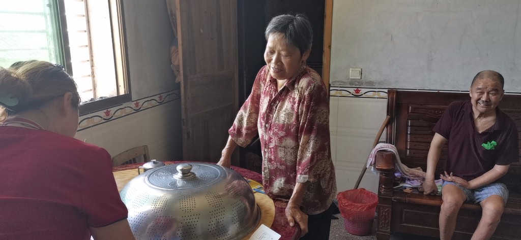 入户走访送关怀  促膝长谈暖人心