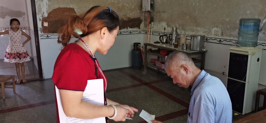 入户走访送关怀  促膝长谈暖人心