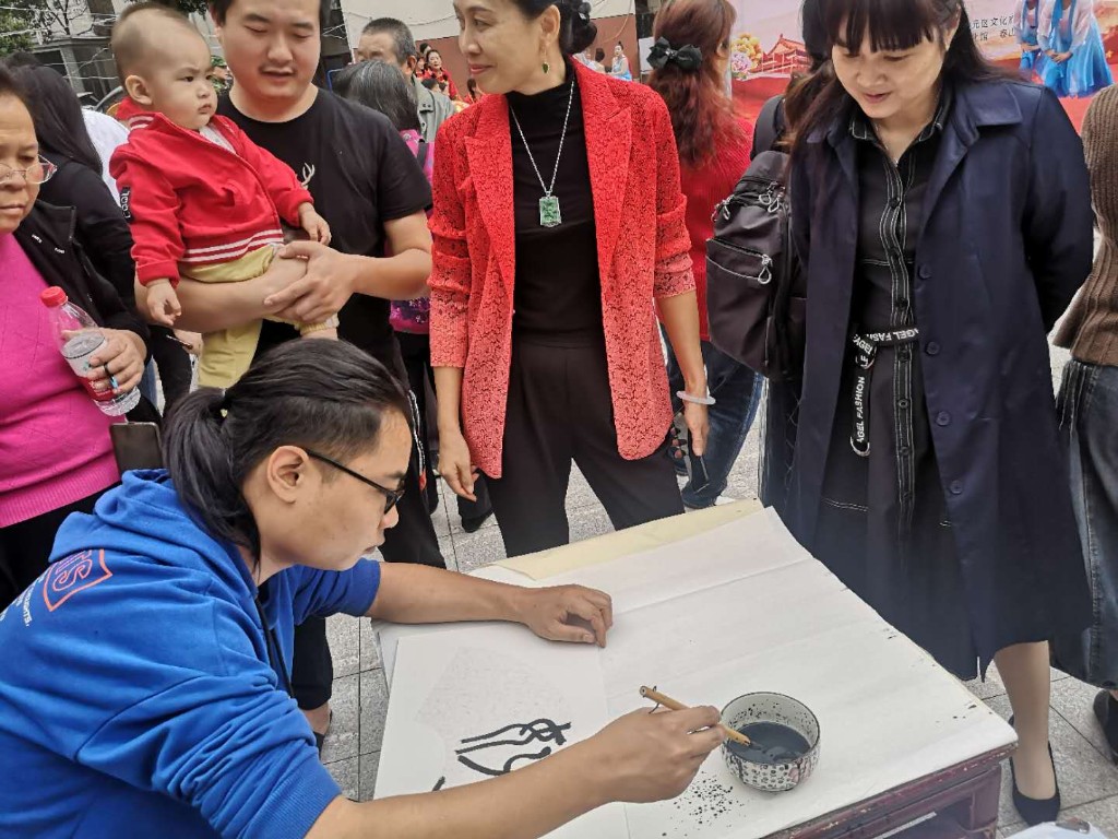 区文旅广体局"迎国庆 庆中秋"送戏下乡