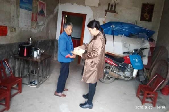 市审计局领导到白壁村慰问贫困户