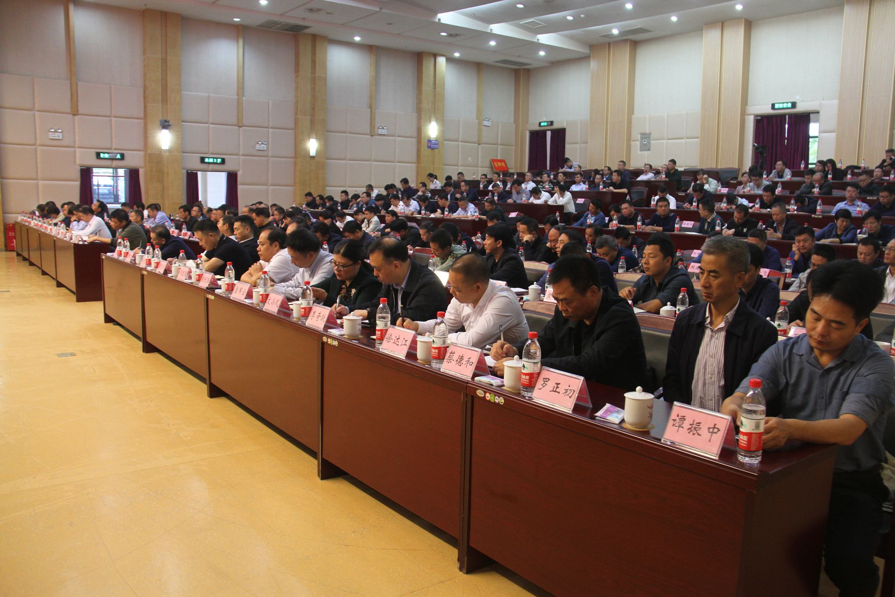 全县领导干部大会召开
