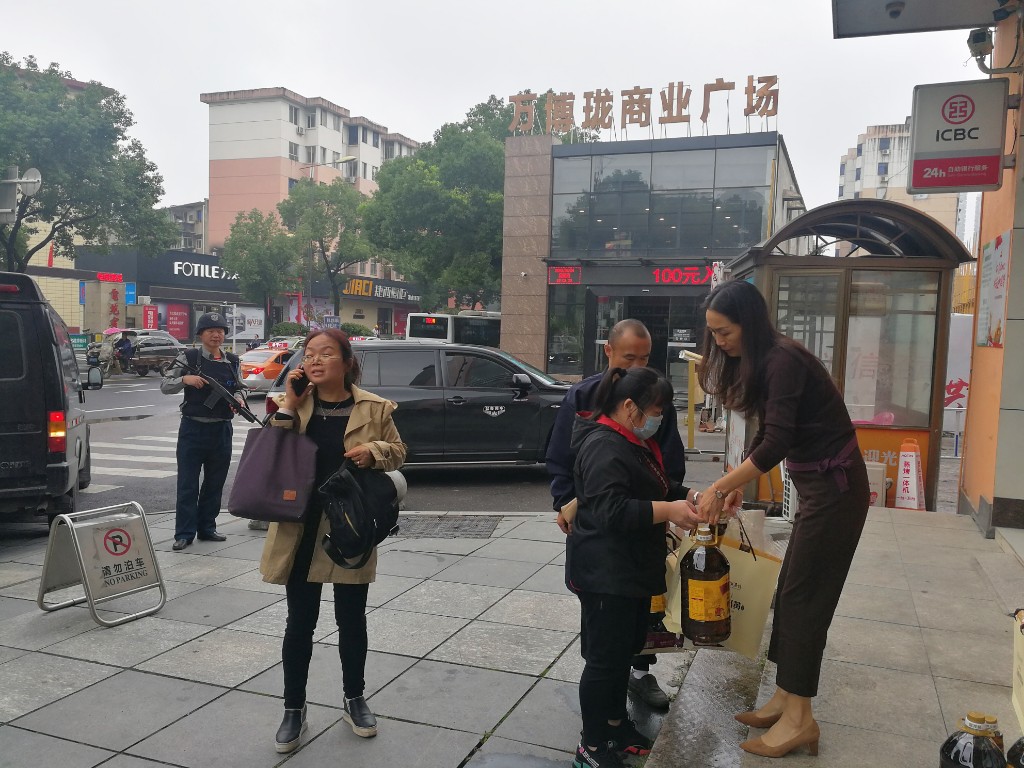 市发展改革委开展“温暖企业行动”“双联帮扶”中秋慰问活动