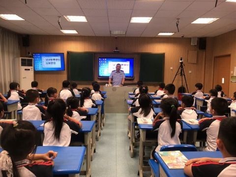 “神兽”回笼 民警进校园话交通