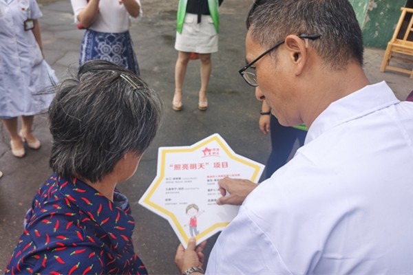 明照街道“照亮明天”项目入户关怀暖人心