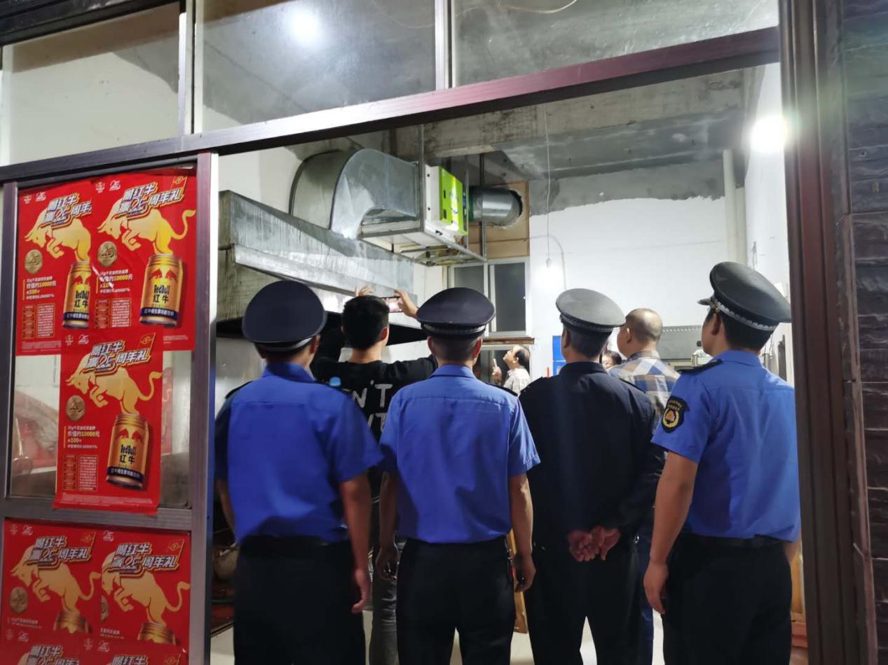 株洲市生态环境局攸县分局联合县城管大队开展城区夜宵门店突击检查