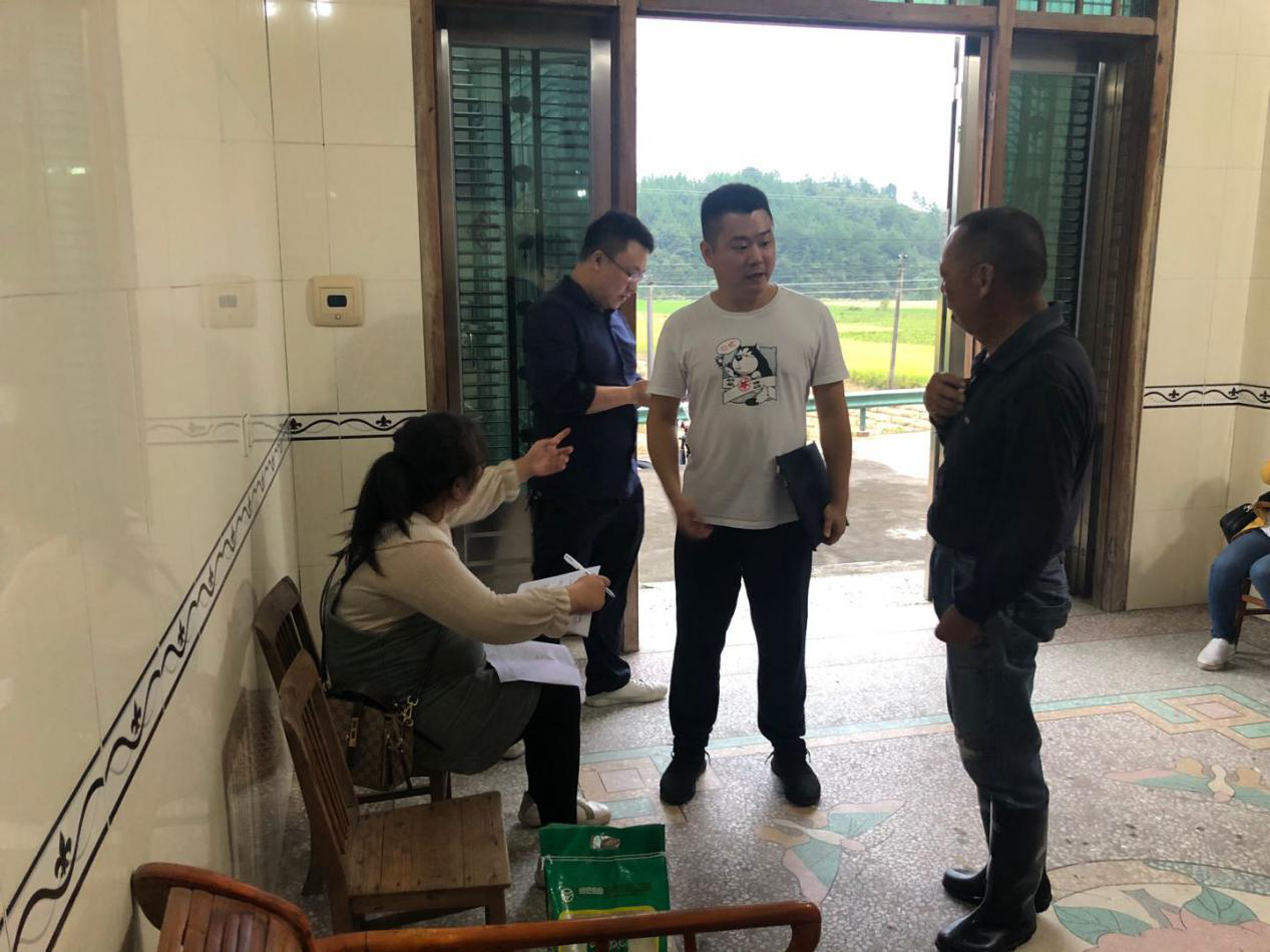 县金融办进行中秋节前走访慰问