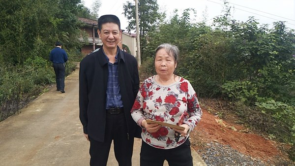 市审计局领导到白壁村慰问贫困户