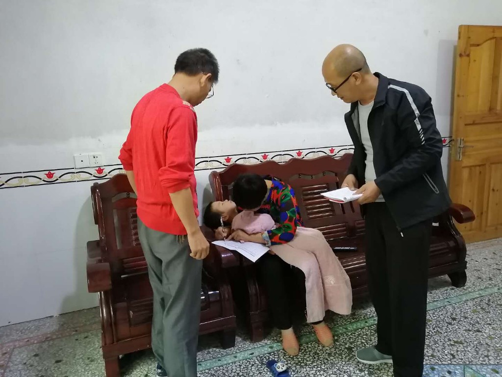 县委编办节前走访送温暖