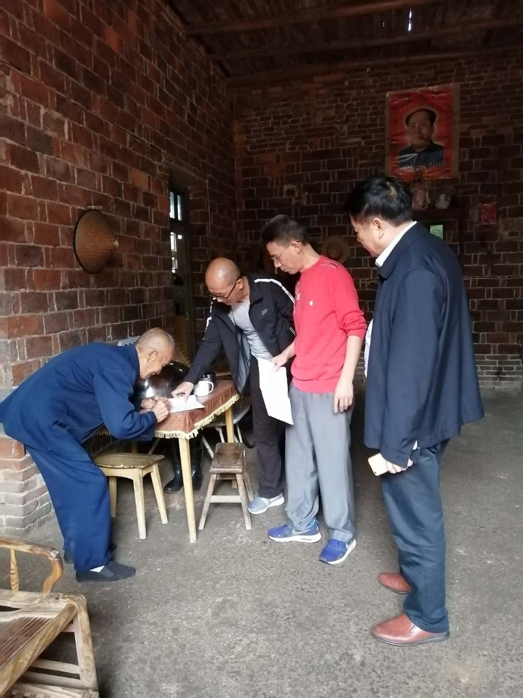 县委编办节前走访送温暖