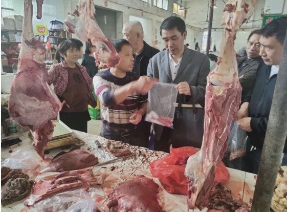 攸县市场服务中心联合职能部门，开展食品安全生产大检查，确保“双节”期间，老百姓舌尖上的安全