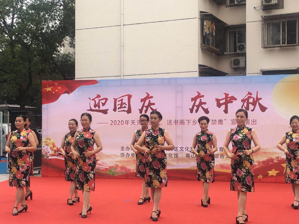 区文旅广体局"迎国庆 庆中秋"送戏下乡