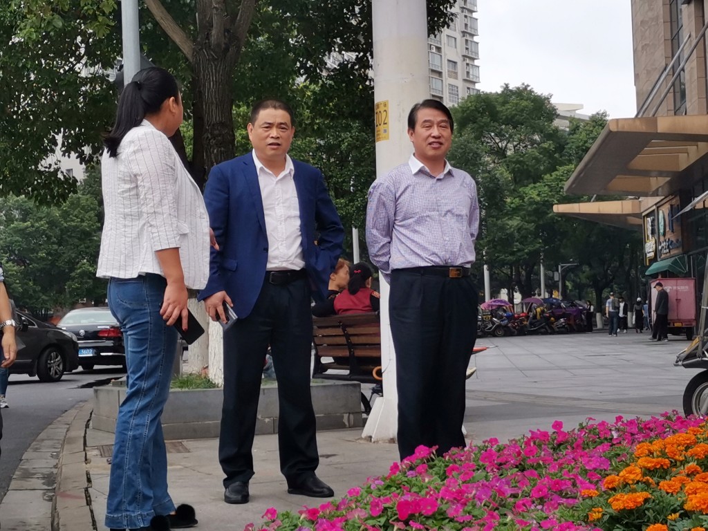 市城管局领导督查荷塘区城市节日布置工作
