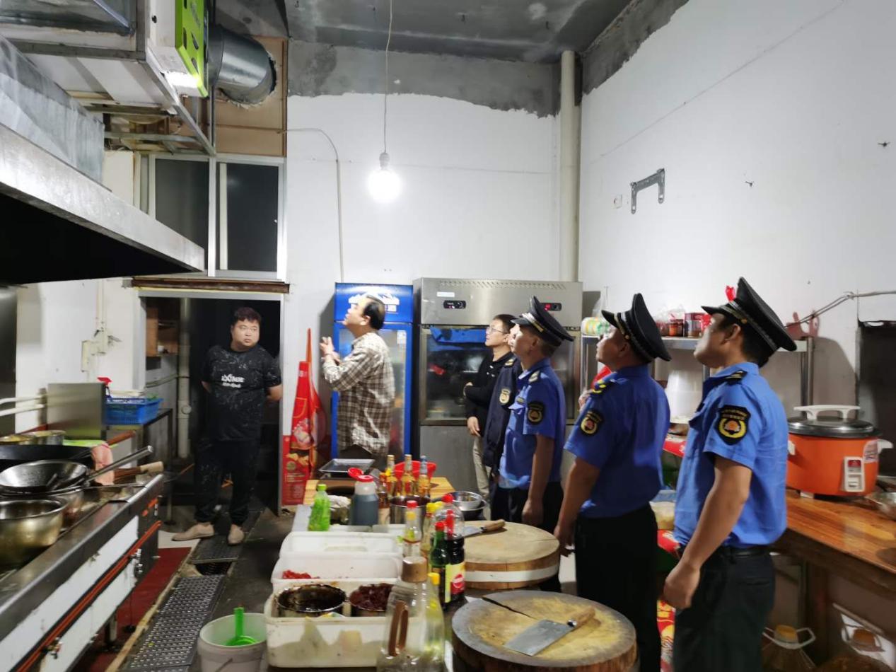 株洲市生态环境局攸县分局联合县城管大队开展城区夜宵门店突击检查