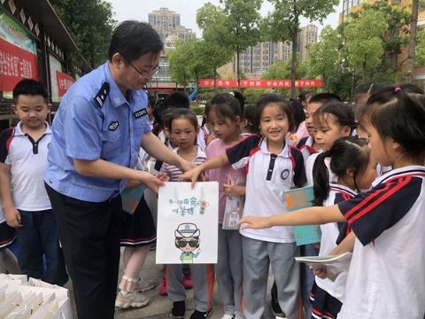 “神兽”回笼 民警进校园话交通