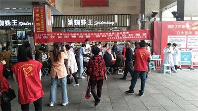 灿烂的微笑，露出洁白的牙齿