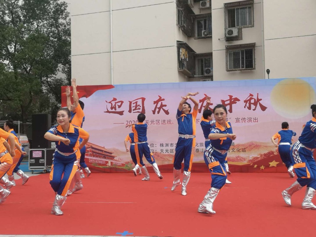 区文旅广体局"迎国庆 庆中秋"送戏下乡