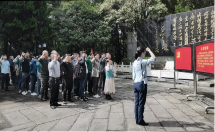 区科工信局组织旗帜党员开展红色教育活动