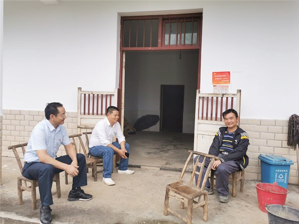 市审计局领导到白壁村慰问贫困户
