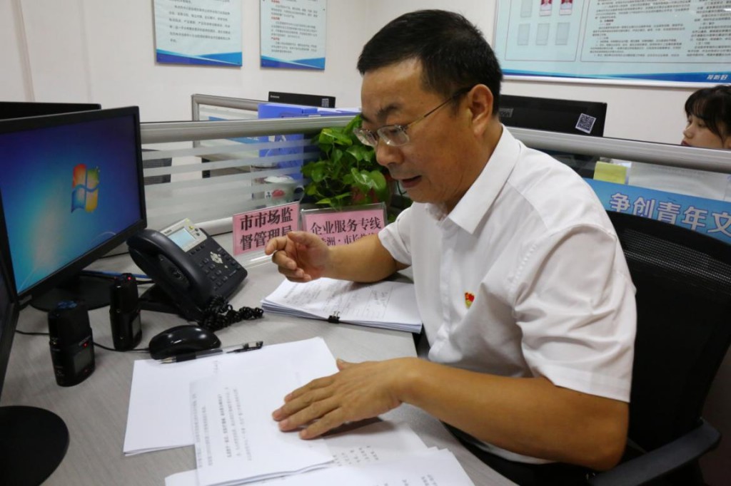 胡泽文接听市长热线，现场答疑助企解惑