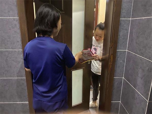 攸县消防救援大队消防宣传员开展“入户送平安”行动